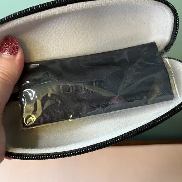 Vogue Black Glasses Case Zip-Up With Cleaning Cloth - Picture 6 of 8
